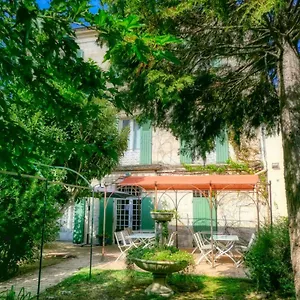 au-saint-roch-hotel-et-jardin-avignon.aixenprovencehotels.org/